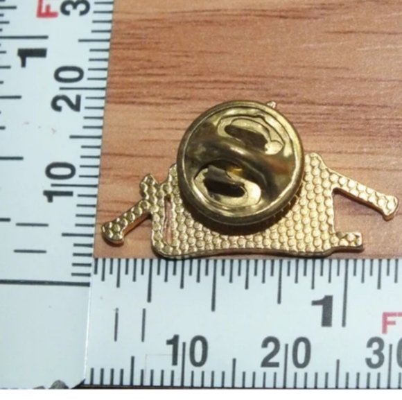 Vintage collectible knitting lapel pin - Picture 4 of 5